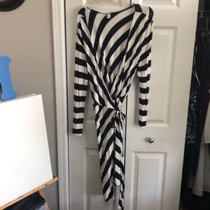 Old navy XL rayon navy and white wrap dress
